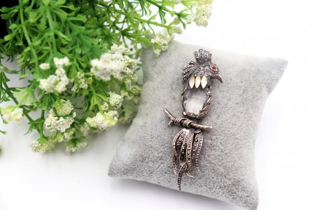 Alfinete de peito em forma de fénix em prata com marcassites e pedra lapidada 